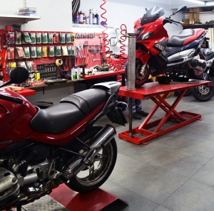 Moto en el taller multimarca de Motos Castañera en Santander