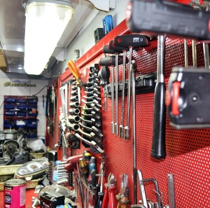 Herramientas y equipamiento del taller Motos Castañera